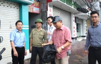 Quận Lê Chân: Ra quân dọn vệ sinh môi trường và tẩy xóa quảng cáo bẩn