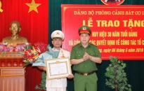 Đảng bộ Phòng Cảnh sát cơ động – CATP: Trao Huy hiệu 30 năm tuổi Đảng tặng Thượng tá Trần Thịnh Cường
