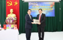 Thị trưởng thành phố Kitakyushu trao sách tặng Trường THPT chuyên Trần Phú