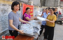 Hội phụ nữ phường Vạn Mỹ (Ngô Quyền): Trao tặng 300 túi vải bảo vệ môi trường cho hội viên