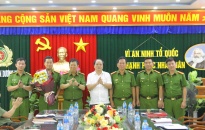 UBND quận Dương Kinh khen thưởng lực lượng CA quận
