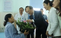 Đoàn công tác tỉnh Vân Nam, Trung Quốc thăm các bệnh nhân phẫu thuật đục thủy tinh thể tại BV Việt Tiệp