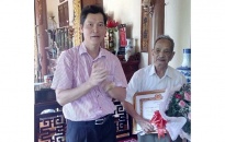 Ban Thường vụ Quận ủy Dương Kinh: Trao Huy hiệu 70 năm tuổi Đảng tặng đảng viên