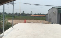 Nhiều công trình xây dựng lấn chiếm vi phạm công trình thủy lợi trên kênh QL10 xã Giang Biên (Vĩnh Bảo)