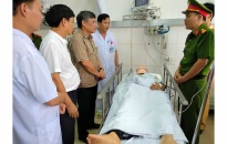 Đồng chí Nguyễn Xuân Bình, Phó chủ tịch thường trực UBND TP thăm Thượng úy CSGT bị thương khi đang làm nhiệm vụ