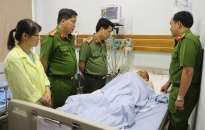 Giám đốc CATP thăm hỏi, động viên thượng úy Nguyễn Trọng Quý bị thương  trong khi làm nhiệm vụ