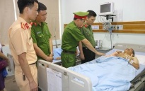 Phó Giám đốc CATP Lê Trung Sơn thăm hỏi Thượng úy Nguyễn Trọng Quý bị thương trong khi làm nhiệm vụ