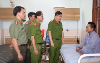 Thượng tá Bùi Trung Thành, Phó Giám đốc CATP thăm, động viên Thiếu úy Nguyễn Văn Dũng bị thương khi đang làm nhiệm vụ