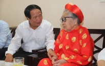 Bí thư Thành ủy Lê Văn Thành thăm, tặng quà gia đình chính sách tiêu biểu