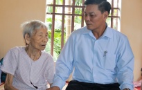 Chủ tịch UBNDTP Nguyễn Văn Tùng thăm, tặng quà các gia đình thương binh, liệt sỹ