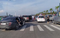Ngại đi 200m, du khách tùy tiện dừng đỗ xe ngang nhiên tại đường ven biển Bãi Cháy