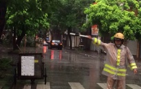 CSGT hỗ trợ đắc lực công tác dọn dẹp đường phố sau bão số 3