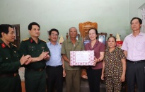 Phó bí thư Thường trực Thành ủy Nguyễn Thị Nghĩa thăm nạn nhân chất độc da cam