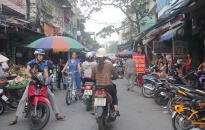Mặt trái của “chợ đường”