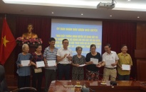 Dự án Đầu tư chỉnh trang đô thị tại khu đất số 4 phố Trần Phú:  Quận Ngô Quyền trao tiền thưởng, cấp giấy chứng nhận quyền sử dụng đất tái định cư cho các hộ sớm bàn giao mặt bằng   