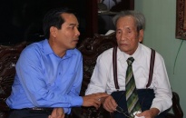 Chủ tịch Ủy ban MTTQ Việt Nam thăm, tặng quà gia đình chính sách, người có công