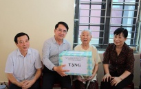 Phó Chủ tịch UBND thành phố Lê Khắc Nam thăm, tặng quà Mẹ Việt Nam anh hùng 