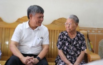 Phó Chủ tịch thường trực UBND TP Nguyễn Xuân Bình thăm, tặng quà gia đình chính sách huyện Kiến Thụy