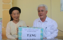 Phó Chủ tịch UBND TP Nguyễn Đình Chuyến thăm, tặng quà gia đình có công tại huyện An Lão