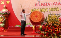 Chủ tịch UBND thành phố Nguyễn Văn Tùng dự, đánh trống khai giảng tại Trường THPT Chuyên Trần Phú