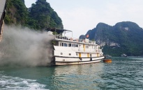 Quảng Ninh: Cháy tàu du lịch trên Vịnh Hạ Long