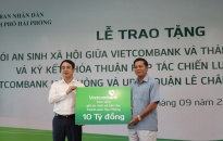 Vietcombank trao tặng gói an sinh xã hội 