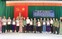 Hội phụ nữ Phòng PV05-CATP: Tặng quà các hội viên phụ nữ có hoàn cảnh khó khăn tại huyện Kiến Thụy