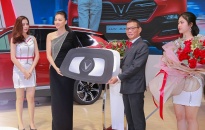 VinFast bàn giao xe Lux SA2.0 giá 1,7 tỷ đồng cho đại sứ thương hiệu Ngô Thanh Vân
