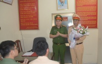 Khen thưởng CBCS Trạm Cảnh sát đường thủy An Dương kịp thời cứu sống 2 người bị đắm thuyền