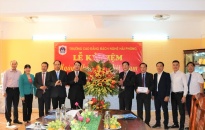 Phó Chủ tịch UBNDTP Lê Khắc Nam thăm, chúc mừng nhà giáo, đơn vị tiêu biểu