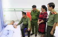 Giám đốc CATP thăm Thượng úy Phạm Tùng Anh bị thương trong khi cứu người gặp nạn