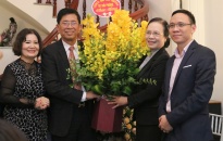 Phó Bí thư thường trực Thành ủy Nguyễn Thị Nghĩa thăm, chúc mừng gia đình giáo dân tiêu biểu 