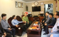 Chủ tịch Ủy ban MTTQ Việt Nam thành phố thăm, tặng quà gia đình chính sách, người nghèo quận Hồng Bàng