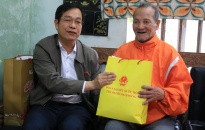 Đoàn đại biểu Quốc hội thành phố thăm, tặng quà gia đình chính sách tại Dương Kinh