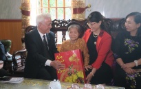 Đồng chí Phó Chủ tịch UBND thành phố Nguyễn Đình Chuyến thăm, tặng quà tại huyện An Dương