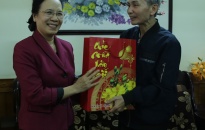 Phó Bí thư Thường trực Thành ủy Nguyễn Thị Nghĩa thăm, chúc Tết các gia đình chính sách quận Ngô Quyền