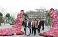 Chủ tịch UBND thành phố Nguyễn Văn Tùng kiểm tra đột xuất công tác trang trí hoa Xuân: Tăng cường hoa Xuân tại các cửa ngõ thành phố