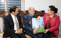 Chủ tịch Quốc hội nước Cộng hòa XHCN Việt Nam thăm, tặng quà các cán  bộ tiền khởi nghĩa, lão thành cách mạng