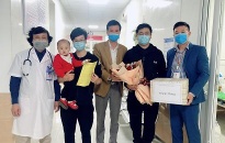 Bệnh viện Trẻ em Hải Phòng trao giấy ra viện cho bệnh nhi có kết quả âm tính với virus Covid-19 