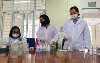 Giáo viên Trường THPT Chuyên Trần Phú chế nước rửa tay sát khuẩn theo công thức của WHO phòng Covid-19