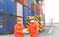 Đoàn thanh niên Cảng Hải Phòng: Phát 2000 khẩu trang cho người lao động