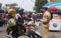 Công an tỉnh Nam Định: Phát tận tay 3.500 chiếc khẩu trang y tế cùng 2.000 tờ rơi tuyên truyền tới nhân dân