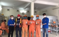 Đoàn thanh niên Công ty cổ phần Cảng Hải Phòng: Tặng gần  500 chai nước sát khuẩn cho cán bộ công nhân lao động
