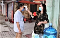 Phường Minh Khai (quận Hồng Bàng): Người dân được đo nhiệt độ, nhận nước sát khuẩn miễn phí tại các chốt kiểm soát dịch COVID-19