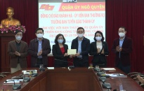 Trưởng ban Tuyên giáo Thành ủy Đào Khánh Hà tặng quà, biểu dương các đơn vị tham gia phòng chống Covid-19