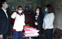 Trưởng ban Tuyên giáo Thành ủy thăm, tặng quà các gia đình có hoàn cảnh khó khăn trên địa bàn quận Đồ Sơn