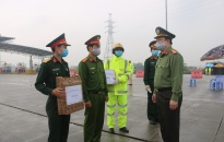 Đại tá Nguyễn Quốc Hùng, Phó Giám đốc CATP thăm, tặng quà lực lượng tham gia phòng chống dịch bệnh COVID-19