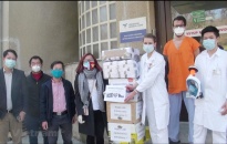 Cộng đồng người Việt tiếp sức cho nhân viên y tế Séc chống dịch COVID-19