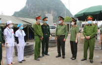 Đại tá Đào Quang Trường, Phó Giám đốc CATP thăm, tặng quà các chốt kiểm soát phòng chống dịch Covid-19