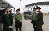 Thượng tá Lê Trung Sơn, Phó Giám đốc CATP thăm, tặng quà các chốt kiểm soát phòng chống dịch Covid 19